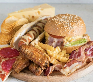 不良的飲食習慣容易誘發脖子長痘痘