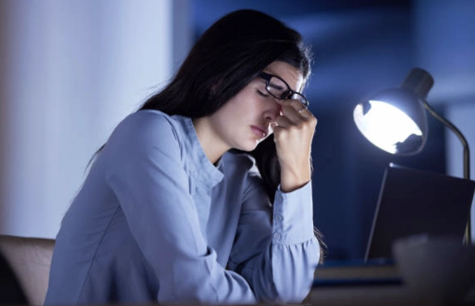 熬夜壓力容易誘發後頸痘痘