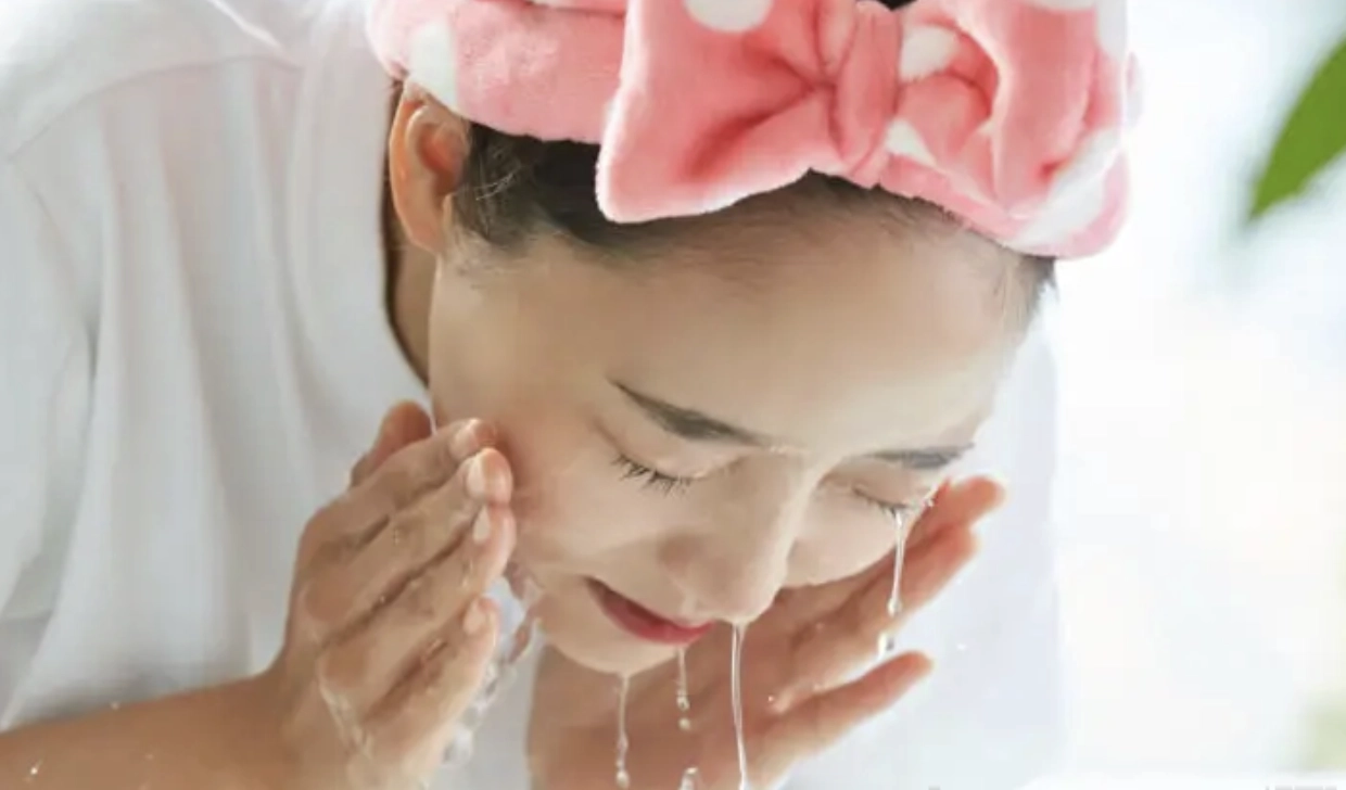 加強溫和清潔有助於消鼻頭痘痘