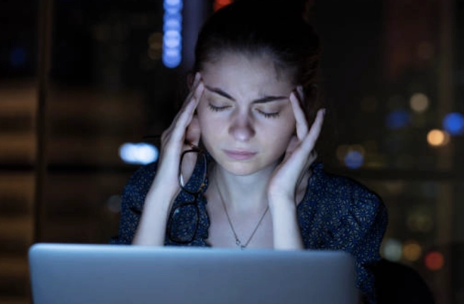 壓力與睡眠不足容易誘發脖子長痘痘