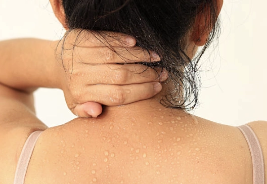 後頸流汗、悶熱容易形成悶熱環境誘發痘痘生長