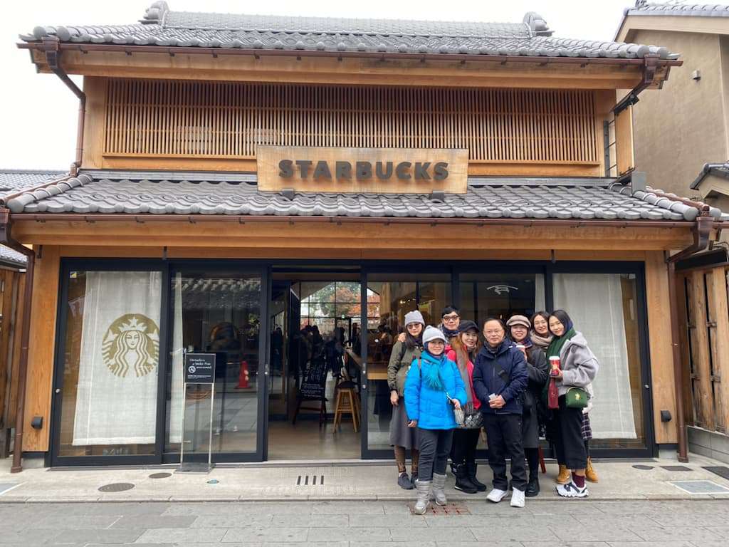 在依美琦每一年都有員工旅遊,這次是來東京,背後是星巴克川越時鐘小路店