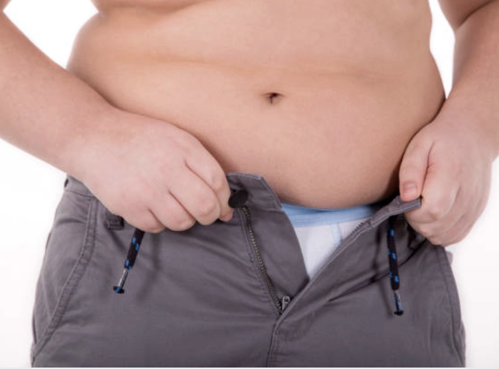 常穿緊身褲、牛仔褲容易摩擦屁股肉誘發屁股痘痘